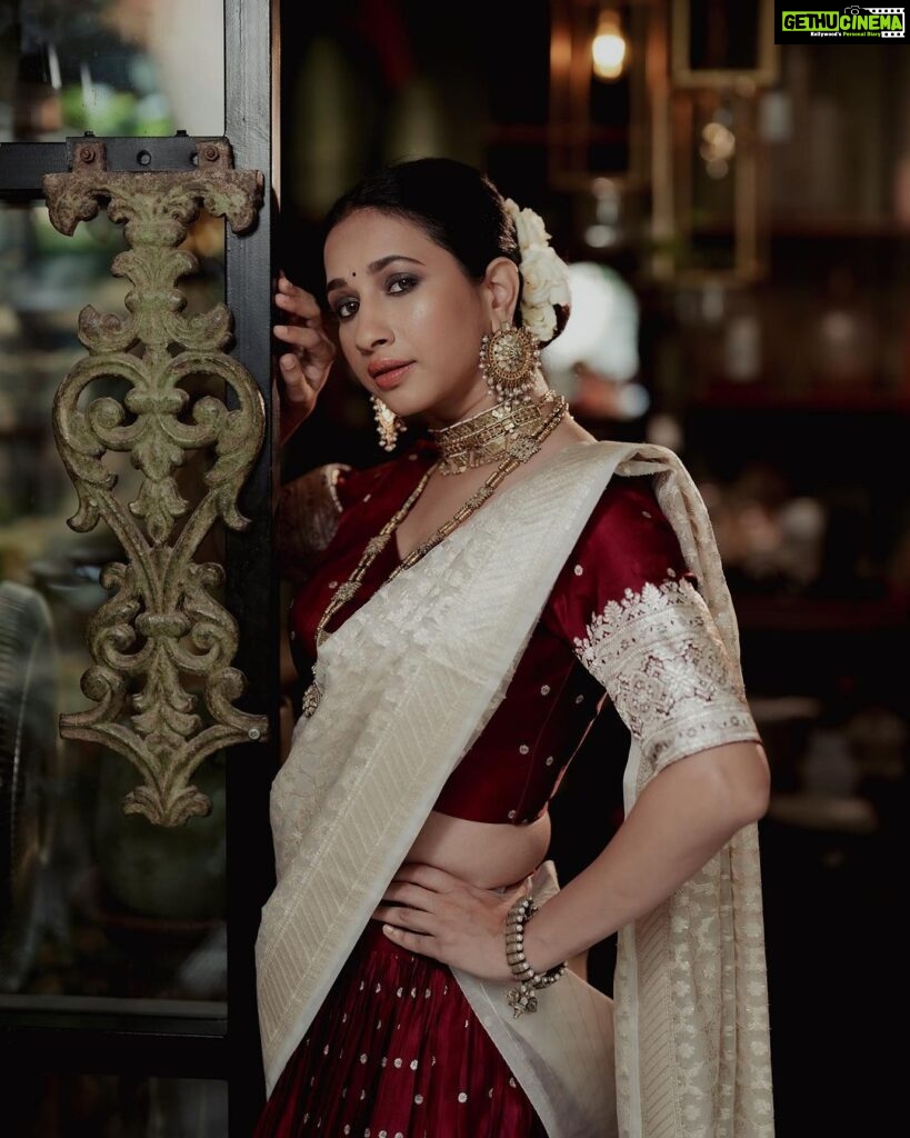 Manvita Kamath Instagram - It's a bittersweet moment as I don the recreated lehenga from my mother's wedding saree on this special Varamahalakshmi day. This beautiful transformation by my dear friend Varshini holds the essence of my mother's love, forever cherished in every stitch. That's truly a magical moment! Wearing the lehenga for a shoot with Shachina akka, who has been your guiding light, must have been an incredibly special experience. It's amazing how life brings us full circle in the most unexpected ways. Cherish these beautiful connections and the memories they create. . . ನಿಮಗೂ ನಿಮ್ಮ ಕುಟುಂಬದವರಿಗೂ ವರಮಹಾಲಕ್ಷ್ಮಿ ಹಬ್ಬದ ಹಾರ್ದಿಕ ಶುಭಾಶಯಗಳು. ಅಷ್ಟ ಲಕ್ಷ್ಮಿಯರು ನಿಮಗೆ ಸಕಲ ಸೌಭಾಗ್ಯಗಳನ್ನು ನೀಡಿ ಆಶೀರ್ವದಿಸಲಿ… 💫🙏🏼 . . @memsahibbyshachinaheggar @itmeshachinaheggar @varshini_janakiram @amrapalijewels @classycaptures_official @gurumakeupart . . #lehenga #lehengasaree