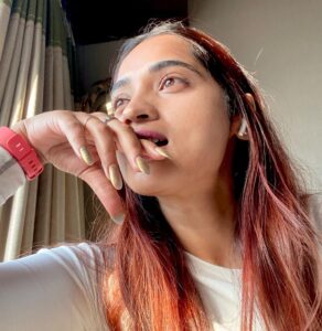 Masoom Shankar Instagram - Looking forward biting fingers, not nails🤭 #2023 #nofilter 
P.S. Love You Zindagi 🥰🤍🪬
.
.
.
.
.
.
.
#maasoomshankar #sunkissed #selfie #selflove #gratitude #life