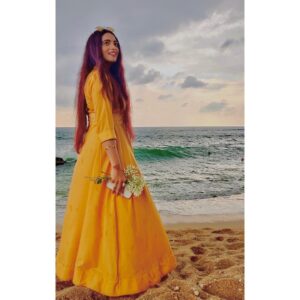 Masoom Shankar Instagram - Caption this pleaseee :)
.
.
.
.
📸 @iamtuhinshankar ❤️
.
.
#maasoomshankar #gratitude #oceanlover #travel #longhair #yellow #girl #indian #srilanka #gypsyflowers