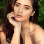 Masoom Shankar Instagram - When eyes talk, listen. . . . . . . . . . . . . . . . #maasoomshankar #masoomshankar #reels #trending #reelitfeelit #photoshoot #pretty #girl #reeloftheday #bts #basic #organics #ootd #casualoutfit #casualstyle #casuallook #ootdfashion #style #stylish #fashion #trendingfashion #trendingstyle #lateststyle #model #hotmodel #mood