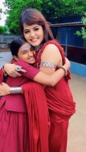 Mayuri Kyatari Instagram - ಮಕ್ಕಳ ಜೊತೆ ಮಕ್ಕಳಾಗುವ ನಮ್ಮ  @mayurikyatari  ಅಕ್ಕ 😘😘
ನೀವು ಇಲ್ಲದ ಇವತ್ತು ಶೂಟಿಂಗ್ ತುಂಬಾ ಬೇಜಾರು ಅನಿಸ್ತಿತ್ತು miss you so much ಮಯೂರಿ ಅಕ್ಕ love you so much ❤️❤️
ಮಳೆಬಿಲ್ಲ ಮೇಲೆ ಇಳಿಜಾರೊ ಬಾಲೆ  ರತಿದೇವಿ ಸೌಂದರ್ಯ ಸವತಿ ನೀ ಕವಿತೆ ನೀ ಕಾವ್ಯ ಸ್ಪೂರ್ತಿ ನೀ
#foryou #foryoupage #trendingsongs #mayuri #kannadafilmindustry #babygreeshma_ #reelsinstagram #instagramreels #explorereels #exploreinstagram #follow #support #like #love #bless #instagood #instagram #loveyou #goodevening #thursday