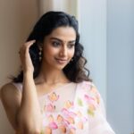 Meenakshi Chaudhary Instagram - Last set from this pretty look 🥰✨ Styled by - @riechamallick Outfit by - @picchika Jewellery by - @parishrijewellery Shot by - @im_benmoses Hair by- @chinnisrinu_stylist Make up by- @chadarasapallivamsikrishna