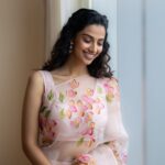 Meenakshi Chaudhary Instagram - Last set from this pretty look 🥰✨ Styled by - @riechamallick Outfit by - @picchika Jewellery by - @parishrijewellery Shot by - @im_benmoses Hair by- @chinnisrinu_stylist Make up by- @chadarasapallivamsikrishna