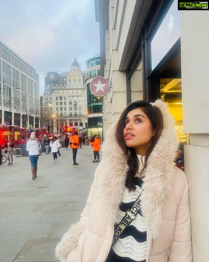Meenakshi Govindarajan Instagram - #throwbacklondon🇬🇧 London, United Kingdom