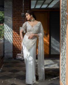 Meenakshi Govindarajan Instagram - Happy new year guys 🫶🏻. @studio149 @mspinkpantherjewel @crackjackphotography @teamdiamondartistry