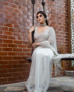 Meenakshi Govindarajan Instagram - Happy new year guys 🫶🏻. @studio149 @mspinkpantherjewel @crackjackphotography @teamdiamondartistry