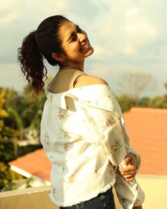 Meenakshi Govindarajan Instagram - Hold up, lemme get some Sun first ☀️ 

Styling: @sujitharagul 
Photographer: @sreekaphotography