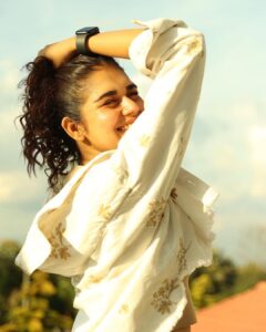 Meenakshi Govindarajan Instagram - Hold up, lemme get some Sun first ☀️ 

Styling: @sujitharagul 
Photographer: @sreekaphotography