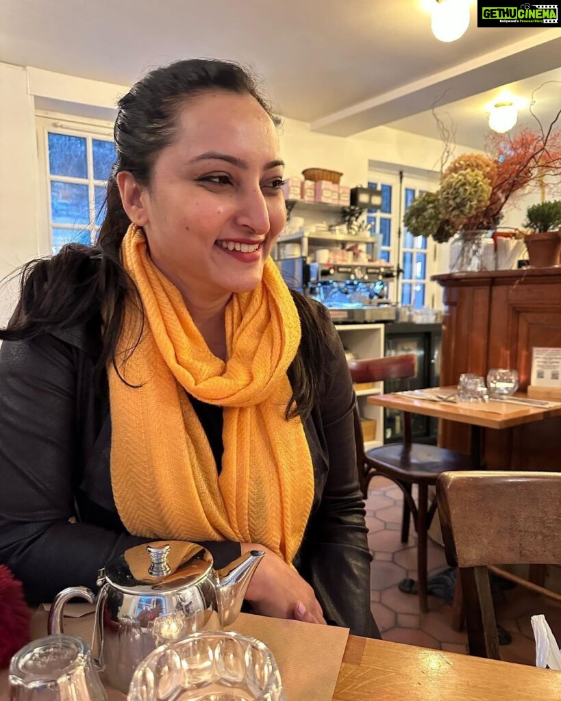 Meghana Gaonkar Instagram - 3 Gen in Paris haven. 💛❤️💜 La Maison Rose
