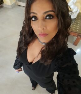 Meghna Naidu Instagram - Supposed to be a boomerang but this is random photo at its best 😍

#workisfun 
#workmode 
#promotion 
#marathifilm 
#meghnanaidu 
#surlagude