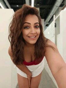 Meghna Naidu Instagram - Making good use of all my Gym Photos 😉

#reelsinstagram 
#reelitfeelit 
#strongwomen