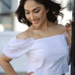 Mouli Ganguly Instagram - Keeping it simple in white today! Mk up @khush.mua 📸 @mayurshedgephotography
