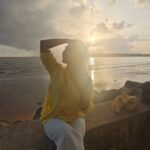 Mouli Ganguly Instagram - Beach love 💗