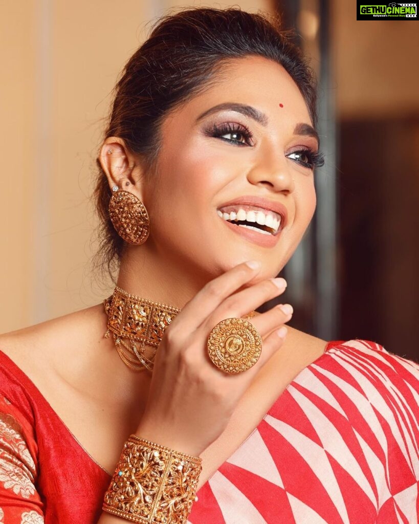 Mumtaz Sorcar Instagram - You are your own gold mine! 😁😉 Happy Dhanteras everybody 🙏🏻❤ . @makeup.kaushikrajat @rajat_chakroborty @subhadipsamanta