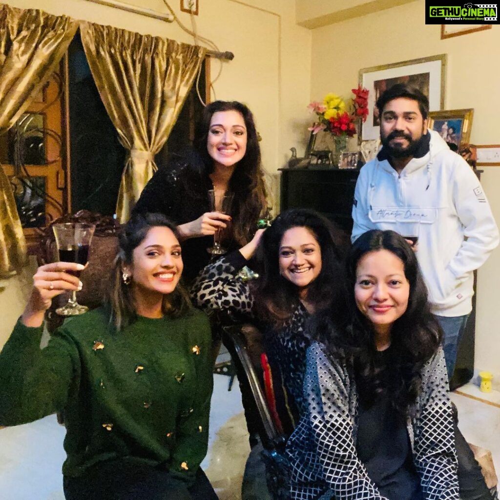 Mumtaz Sorcar Instagram - Wishing everyone a very happy, joyous and magical New Year! ❤️💫 . . Eyes full of dreams and hearts filled with hope, we bid the last year goodbye and welcomed 2022 with wide arms apart! 🥂 Enjoyed a quiet and peaceful dinner at home with family and friends. (After shooting for half the day I cannot imagine that I actually managed to cook dinner: herbed roast chicken, mushroom risotto and berry pudding…🥘 that too on time! 😋..I keep surprising myself 😄)