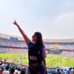 Naira Shah Instagram - Hum Jeet gayyyyyyyyee!!!! 🤩 (What a vibe to experience India VS pak in the stadium ! #goosebumps ) #bleedblue#indiavspakistan##indiavspakistan #worldcup #indvspak #viratkohli #india #cricket #wc #cricketmatch #worldcupcricket #indiacricket #worldcupmatch #indiacricketteam Narendra Modi Stadium - Ahmedabad