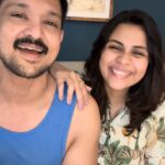 Nakul Instagram - After what felt like ages, we both managed to squeeze in some time to do our rather hurried jamming session but of course it has background screams and knock on the door from the babies 😂 Watch till the end 🤭 #nakkhulsrubee #khulbeetails #khulbaebees #tamilsongcover #guitarcover #amaturesingers