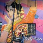 Nalini Negi Instagram - Channeling the timeless charm of Waheeda Rehman amidst the vibrant streets of Bandra. 🎨✨ #StreetArtLove #BandraDiaries #WaheedaRehmanInspired #GraffitiGlam