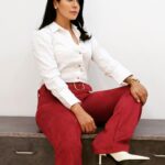 Nandini Rai Instagram - The old fashion that was in style in the past but has also become part of modern fashion….. #retro #fashion #nandinirai #lookoftheday #white