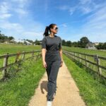 Nargis Fakhri Instagram - After a busy work week, sunshine ☀️ and nature was much needed. #worklifebalance . . . . “Allow nature’s peace to flow into you as sunshine flows into trees”- John Muir . . . . . . . #london #unitedkingdom🇬🇧 #work #holiday #balance #nature #farmhouse #getaway #flowers #healthiswealth #workmode Great Tew, Oxfordshire, United Kingdom