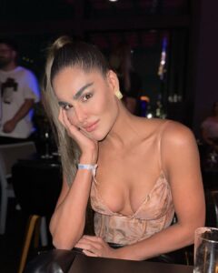 Nathalia Kaur Instagram - Dinner with A view 🥰🥹

Na @tettolounge ❤️‍🔥

Obrigada amiga linda @thainamagalhaes2 pela companhia e pelo empenho ABSOLUTO nas fotos ❤️😆

Obrigada também a Camilinha @camilaviieiraa sempre pró na logística e organização 💫🫶🏼

E a @myteam.cv sempre 🔝 😊