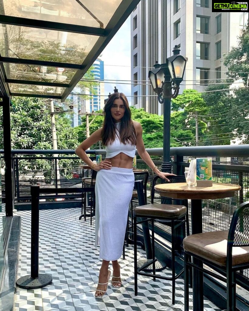Nathalia Kaur Instagram - 👀 🍃🌈 Santo Cupido Bar