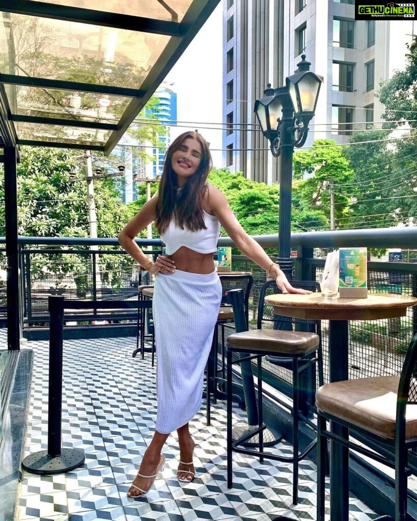 Nathalia Kaur Instagram - 👀 🍃🌈 Santo Cupido Bar