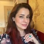 Neelam Kothari Instagram - This is one of the my favourite things! #emeralds 💚💚💚 classic emerald rings @neelamjewelsofficial #neelamjewels #classic #design #art