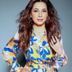 Neelam Kothari Instagram - Sunshine on a rainy day ☀️💖💙💗💛💚 #fabulouslivesofbollywoodwives Season 2 coming soon! Only on Netflix! @netflix_in Outfit @babitamalkani Styling @eshaamiin1 Makeup @mitalivakil Hair @hairgaragebynatasha 📸 @dinesh_ahuja Shoes @monrowshoes