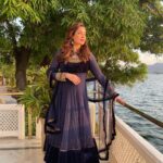 Neelam Kothari Instagram - Weekend done ✅.. . . . . #workmode #womenempowerment #womenachievers #udaipur #art #culture #design #jewellery #luxury #events #interiors