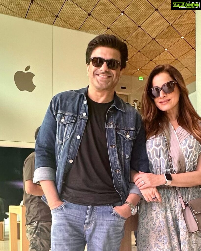 Neelam Kothari Instagram - At my favourite store with some of my favourite people #apple #iphone15pro #madeinindia @apple @samirsoni123 @bhavanapandey @seemakiransajdeh @maheepkapoor Apple BKC