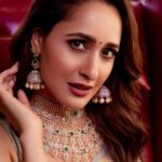 Neeraja Kona Instagram - Pragya @jaiswalpragya 🍂 Saree @kanchivmlsilks Jewellery @vegasri_goldanddiamonds @vegajewellers Asst stylist @manogna_gollapudi Photographer @naturallight_studios