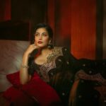 Neeraja Kona Instagram - 🖤 @shrutzhaasan Saree @toraniofficial Jewelry @sheetalzaveribyvithaldas Asst stylist @manogna_gollapudi Photographer @adrin_sequeira
