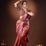 Neetha Ashok Instagram - HAPPY NAVRATRI The word “Navratri” is a combination of two words- ‘Nav’ meaning nine and ‘Ratri’ meaning night, During these nine days, nine different avatars of Maa Durga will be prayed to seek her blessings Day 1 : THE COLOUR ORANGE THE GODDESS SHILAPUTRI Navratri Day 1 holds an immense religious significance. This days marks the beginning of Navratri festivities. This day is dedicated to worship Goddess Shailputri. Goddess Shailputri is also known as Goddess Parvati who is the daughter of King Himalaya and Mother Maina. Goddess Shailputri mount on a bull with a flower in her left hand and trident in her right hand. She has divine powers of Lord Shiva, Lord Brahma and Lord Vishnu. She controls the planet Moon. Designer/ Styling : @vibbhinna Actress : @neethaashok01 Mua : @artistryby_priyankaharish Photography: @dimaphotographystudio Concept : @_dha_rshiniii Jewels : @aabushanjewellery1941 WE ARE INTO CUSTOMISATION , we customise from scratch i.e .., from Saree weaving to blouse perfect handwork selection. #reelsinstagram #reelsviral #navaratri #navashakti #festival #festivalvibes #viibes #reelsviral #reelsvi̇ral #makeupartist #makeup #makeuptutorial #makeuplover #makeuplook #looks #looks #photoshoot #photooftheday #photography #photographer #photogram #photographers #makeupideas #navratri #goddess #customise #fashion #designer #styling #stylingprofile #customisesaree #vibbhinna