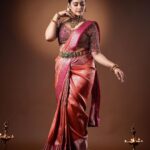 Neetha Ashok Instagram - HAPPY NAVRATRI The word “Navratri” is a combination of two words- ‘Nav’ meaning nine and ‘Ratri’ meaning night, During these nine days, nine different avatars of Maa Durga will be prayed to seek her blessings Day 1 : THE COLOUR ORANGE THE GODDESS SHILAPUTRI Navratri Day 1 holds an immense religious significance. This days marks the beginning of Navratri festivities. This day is dedicated to worship Goddess Shailputri. Goddess Shailputri is also known as Goddess Parvati who is the daughter of King Himalaya and Mother Maina. Goddess Shailputri mount on a bull with a flower in her left hand and trident in her right hand. She has divine powers of Lord Shiva, Lord Brahma and Lord Vishnu. She controls the planet Moon. Designer/ Styling : @vibbhinna Actress : @neethaashok01 Mua : @artistryby_priyankaharish Photography: @dimaphotographystudio Concept : @_dha_rshiniii Jewels : @aabushanjewellery1941 WE ARE INTO CUSTOMISATION , we customise from scratch i.e .., from Saree weaving to blouse perfect handwork selection. #reelsinstagram #reelsviral #navaratri #navashakti #festival #festivalvibes #viibes #reelsviral #reelsvi̇ral #makeupartist #makeup #makeuptutorial #makeuplover #makeuplook #looks #looks #photoshoot #photooftheday #photography #photographer #photogram #photographers #makeupideas #navratri #goddess #customise #fashion #designer #styling #stylingprofile #customisesaree #vibbhinna