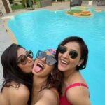 Neeti Mohan Instagram - All in the gene pool 🌊 @anchaviyo 🏝️