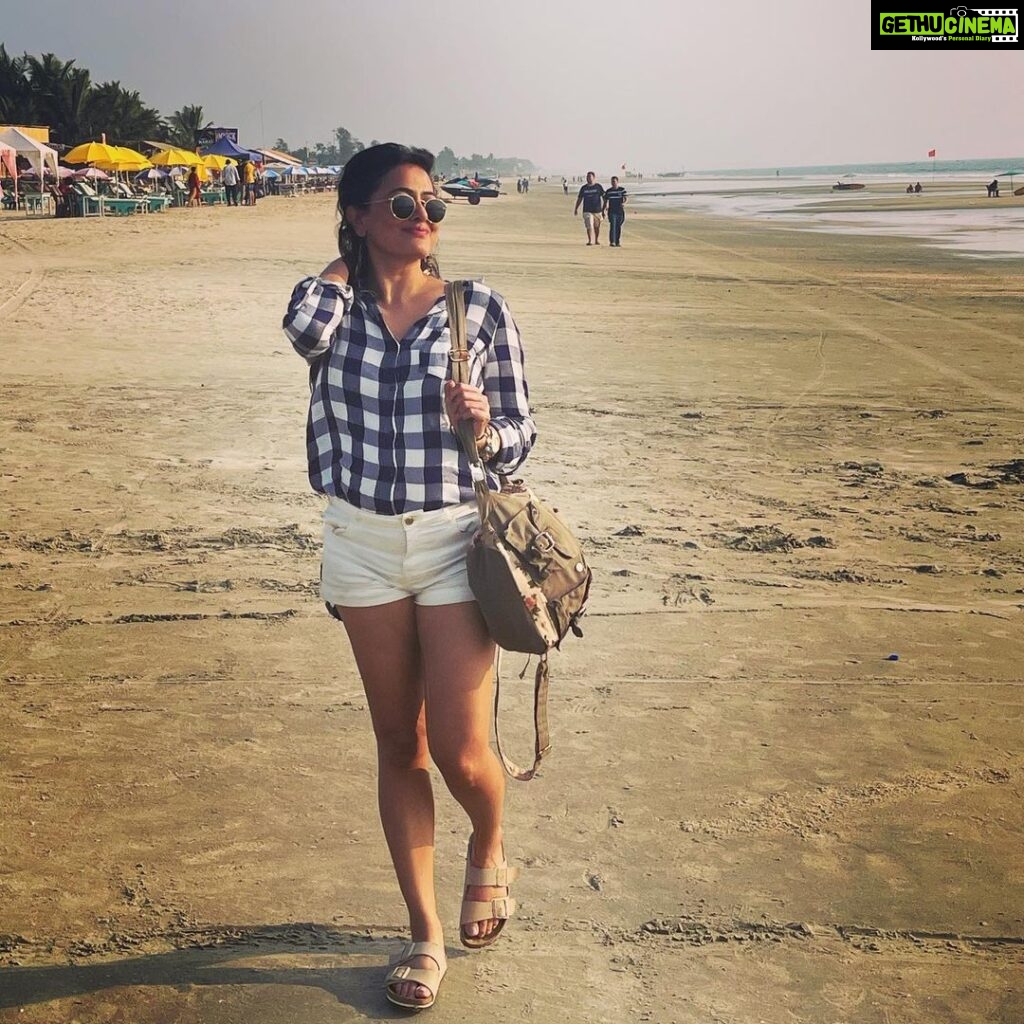 Nidhi Subbaiah Instagram - Seas the day 😎😆 #captiongameridiculous #tropiclikeitshot 😜 #icanseaclearlynow . Ok I’ll stop. Benaulim Beach Goa
