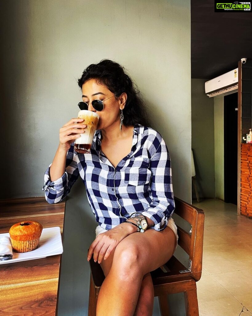 Nidhi Subbaiah Instagram - First Pic - Before ☕️ Last Pic - After ☕️😃 #coffee #drinkcoffeeanddrive Benaulim