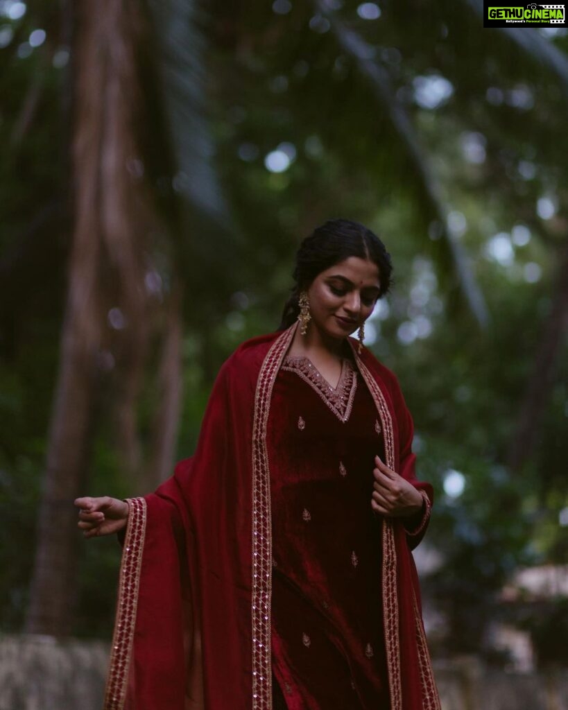 Nikhila Vimal Instagram - 🥀🥀🥀 Photographer : @aishwaryashok Styling : @keerthysampath Costume: @taisha.official Jewellery: @divasmantra Makeup: @femy_antony__