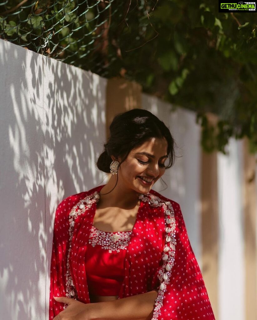 Nikhila Vimal Instagram - 💭♥️ #mathagampromotions #mathagamonhotstar Styling: @keerthysampath Photography: @aishwaryashok Makeup: @femy_antony__ Outfit : @pinkcitybysarika @itrhofficial Jewellery: @divasmantra