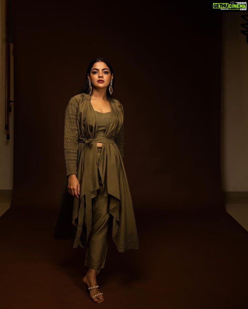 Nikhila Vimal Instagram - Me again 💫 Styling : @keepitstylish_by_ammu 📷 : @premsampaul @styledbyammu Wearing : @s.w.g.t MUA : @the_color_pallete Jewellery : @keiyura_jewelry Studio : @maxxocreative