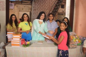 Nikita Rawal Instagram - BESTIES 👯‍♀️ AT THEIR BEST🤙 

This is how I spent my friendship day, with my friends and my little friends❤️ 

Thanku dil se @aasthafoundation8 
@nikita_rawal @itsaastharawal 
✌🏼 Niki, Pari Jus love u for this moment 🤩 #bffgoals #bff #bffforever❤️ #love #peace #harmony #aastha #pakkhi #pakkhihegde #pakhi #pakhihegde #nikitarawal #aastharawal 
Had such a blessed day😇