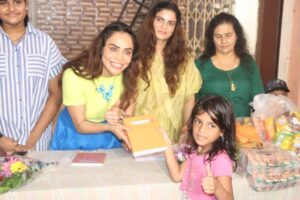 Nikita Rawal Instagram - BESTIES 👯‍♀️ AT THEIR BEST🤙 

This is how I spent my friendship day, with my friends and my little friends❤️ 

Thanku dil se @aasthafoundation8 
@nikita_rawal @itsaastharawal 
✌🏼 Niki, Pari Jus love u for this moment 🤩 #bffgoals #bff #bffforever❤️ #love #peace #harmony #aastha #pakkhi #pakkhihegde #pakhi #pakhihegde #nikitarawal #aastharawal 
Had such a blessed day😇