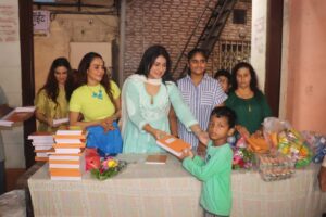 Nikita Rawal Instagram - BESTIES 👯‍♀️ AT THEIR BEST🤙 

This is how I spent my friendship day, with my friends and my little friends❤️ 

Thanku dil se @aasthafoundation8 
@nikita_rawal @itsaastharawal 
✌🏼 Niki, Pari Jus love u for this moment 🤩 #bffgoals #bff #bffforever❤️ #love #peace #harmony #aastha #pakkhi #pakkhihegde #pakhi #pakhihegde #nikitarawal #aastharawal 
Had such a blessed day😇