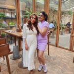 Nikita Rawal Instagram - “To the world you may be just one person, but to one person you may be the world.”❤❤ My half @pakkhihegde #frendship #freinds #freindshipgoals #together Kishore Kumar Bunglow