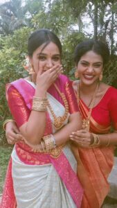 Nisha Ravikrishnan Instagram - Tumba aase inda madiro transition reel 🙈 #ourfirstevertry #anvisha 🧿 #nimmnisharkn 🖤🤍