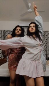 Nisha Ravikrishnan Instagram - When you take time on new year night to do a reel this what happens 🥴👻
Pov : after 12 effects 😂
#gubbimaa
#cocomaa
#anvisha 
Wednesday in wednesday mood 🤌🏻
#nimmanisharkn 
🖤🤍