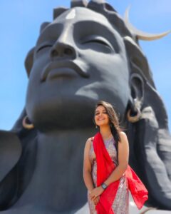 Nisha Ravikrishnan Instagram - Har Har Mahadev 🕉

#nimmanisharkn 
🤍🖤
