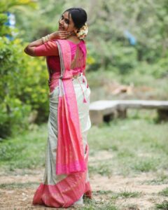 Nisha Ravikrishnan Instagram - ನನ್ನ ಎದೆಯ ಬೀದಿಯಲಿ 
ಹೊಂಗನಸ ವ್ಯಾಪಾರಿ ನೀ....🐻

#bee🐝boo🧸
#nimmanisharkn 
🖤🤍