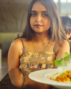 Nisha Ravikrishnan Instagram - Camera crumbs 📷 

#bee🐝boo🧸 
#nimmanisharkn 
🖤🤍